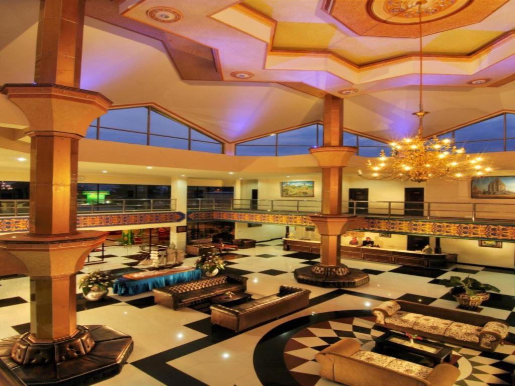 Yusro Hotel Restaurant & Convention Jombang Luaran gambar